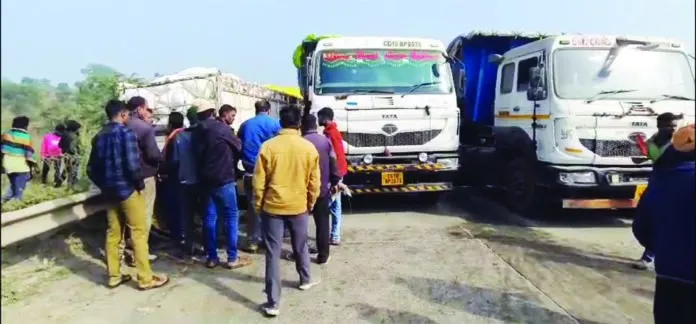 कोरबा: पिकअप-ट्रेलर में भिड़ंत, 80 बोरी चावल बरामद, चालक-हेल्पर फरार