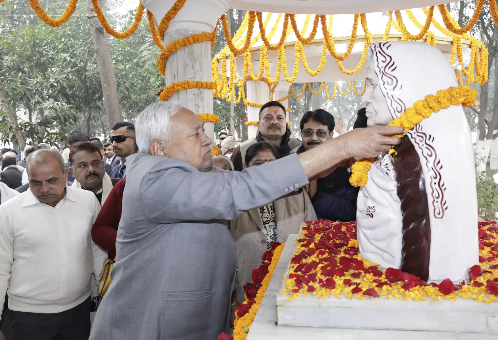 मुख्यमंत्री नीतीश ने अपनी मां परमेश्वरी देवी की पुण्यतिथि पर उन्हें श्रद्धांजलि अर्पित की