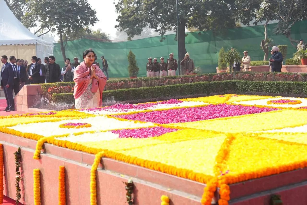 मुख्यमंत्री ने विजय घाट पर शास्त्री जी को श्रद्धांजलि अर्पित करके उन्हें किया नमन