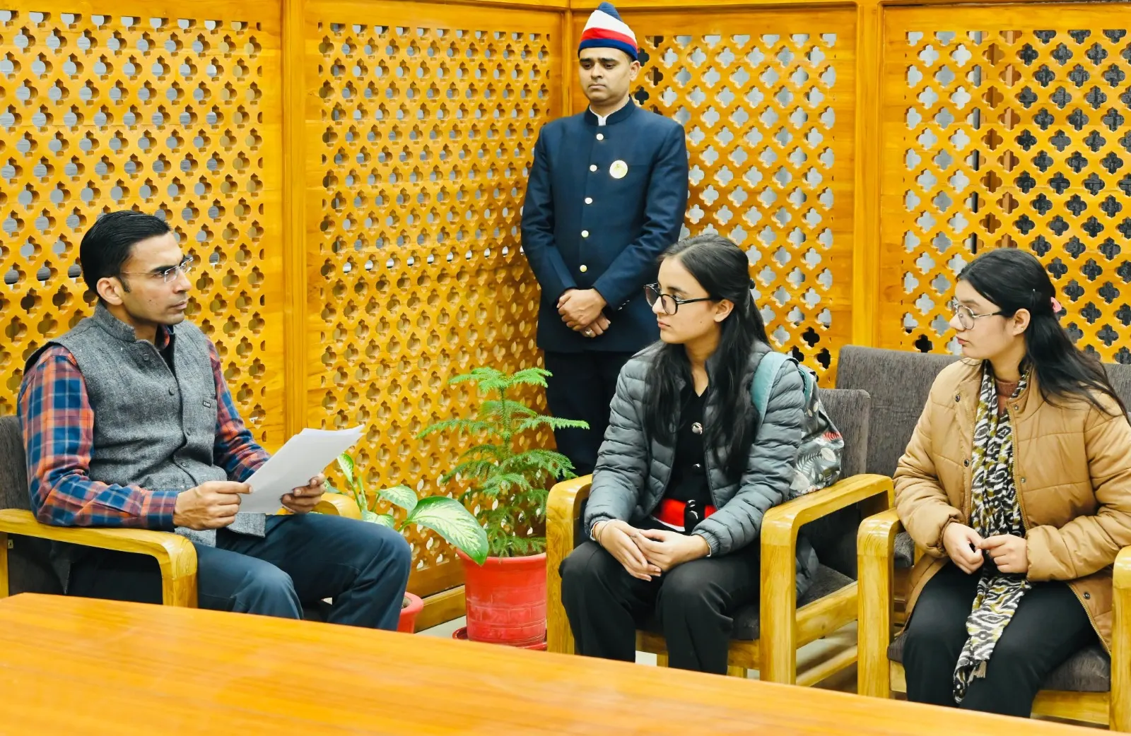 पिता की मृत्यु के बाद पढ़ाई पर आया संकट, डीएम ने दिलाया प्रतिष्ठित संस्थान में प्रवेश