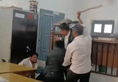न्यायालय में ही भिड़े कनिष्ठ अधिवक्ता, जमकर हुई मारपीट