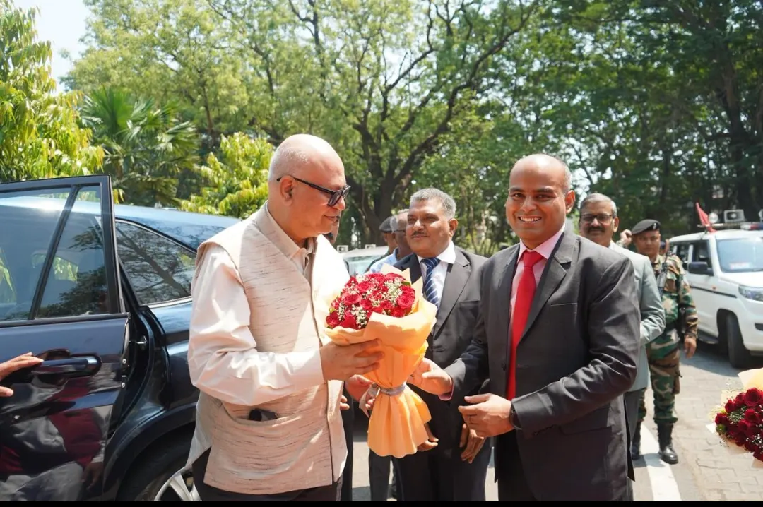 जमशेदपुर में हाईकोर्ट के मुख्य न्यायाधीश का स्वागत, नगाड़ा-मांदर बजाकर बढ़ाया कलाकारों का उत्साह