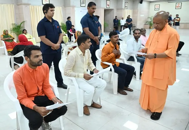 जनता दर्शन: सीएम योगी ने सुनी जनता की फरियाद