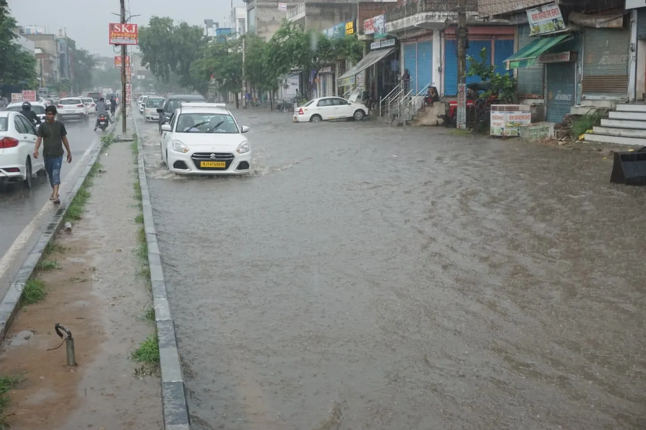 राजस्थान में आठ जिलों में बारिश का अलर्ट, जोधपुर में सड़कों पर घुटनों तक पानी