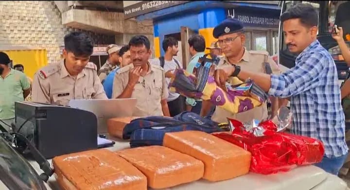 आसनसोल जुबली मोड पर बस से 22.4 किलोग्राम गांजा बरामद
