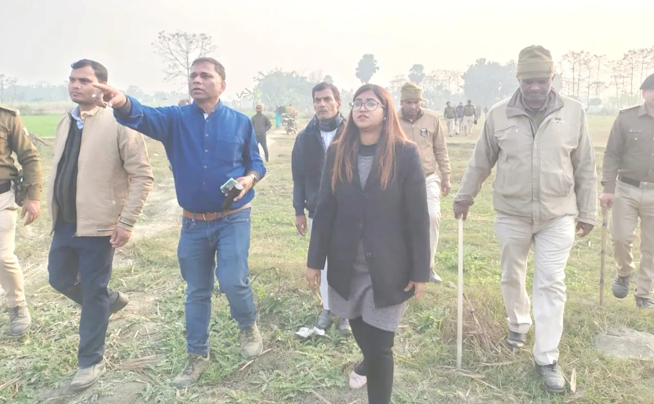 सदर एसडीओ ने निर्माणाधीन हाजीपुर-सुगौली रेल लाइन का किया स्थलीय निरीक्षण