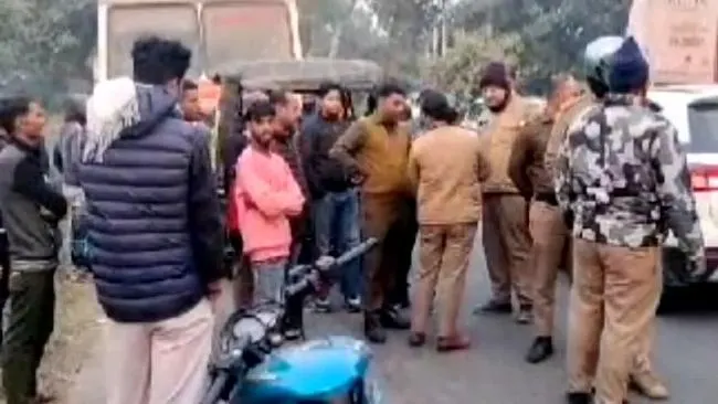बस और टेंपो की भिड़ंत एक की मौत, चार घायल