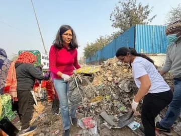 स्वाति मालीवाल ने विकासपुरी में गंदगी को लेकर केजरीवाल को घेरा