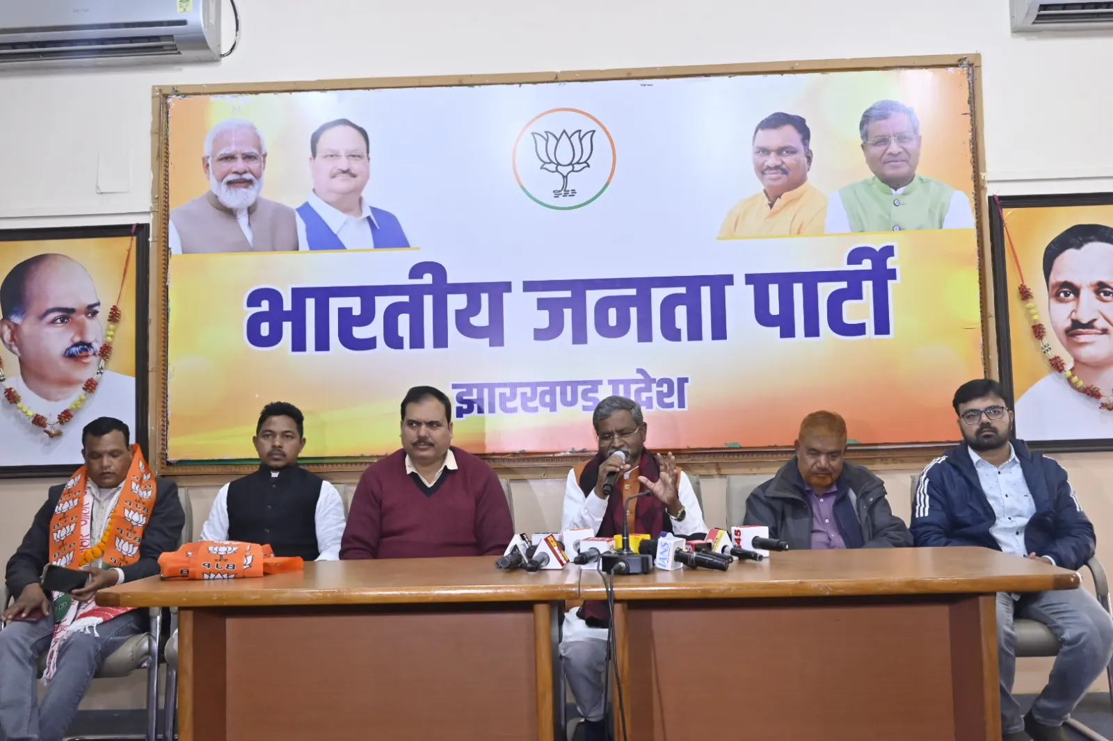 रांची में पवन तिग्गा सहित सैकड़ों ने ली भाजपा की सदस्यता