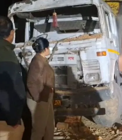 अनियंत्रित ट्रेलर के घर में घुसने से चार वर्षीय बालिका की मौत