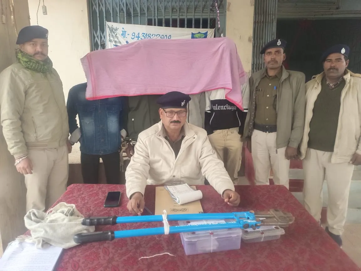 चोरी और लूटपाट की योजना बना रहे चार अपराधी हथियार समेत गिरफ्तार