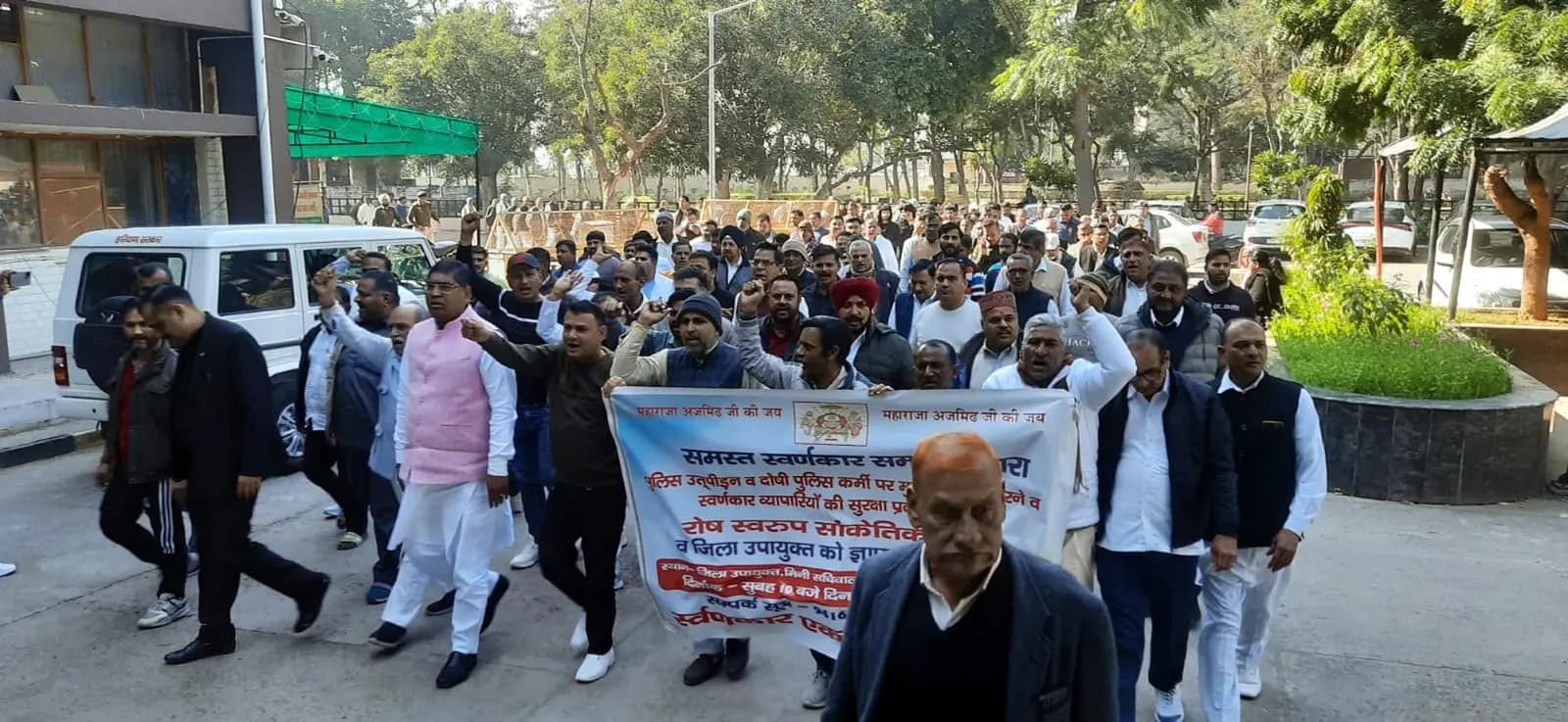 फतेहाबाद में पूर्व सीआईए इंचार्ज के खिलाफ कार्रवाई की मांग काे लेकर स्वर्णकाराें ने दिया धरना