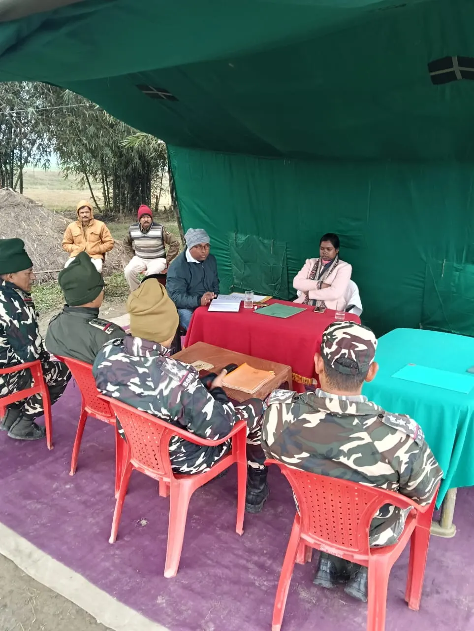 एसएसबी ने कुआड़ी बीओपी में उर्वरक की तस्करी के रोकथाम को लेकर प्रशासनिक अधिकारियों के साथ की बैठक