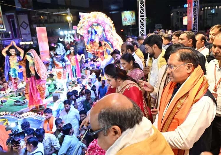 पौराणिक प्रसंगों एवं आधुनिक घटनाओं पर आधारित सुसज्जित झांकियां बनी आकर्षण का केंद्र