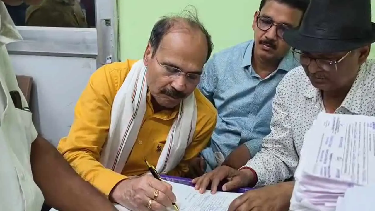 चुनाव 26: बहरामपुर से कांग्रेस प्रत्याशी अधीर रंजन चौधरी ने किया नामांकन, उन पर 25 लाख का कर्ज़