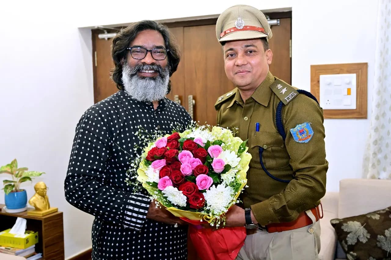 मुख्यमंत्री हेमंत सोरेन से मिले रामगढ़ एसपी अजय कुमार, दी बधाई