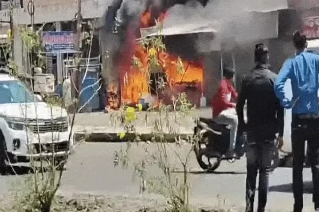 इंदौरः पटेल मार्केट में रेस्टोरेंट में लगी भीषण आग, मेडिकल स्टोर और क्लिनिक भी चपेट में आई