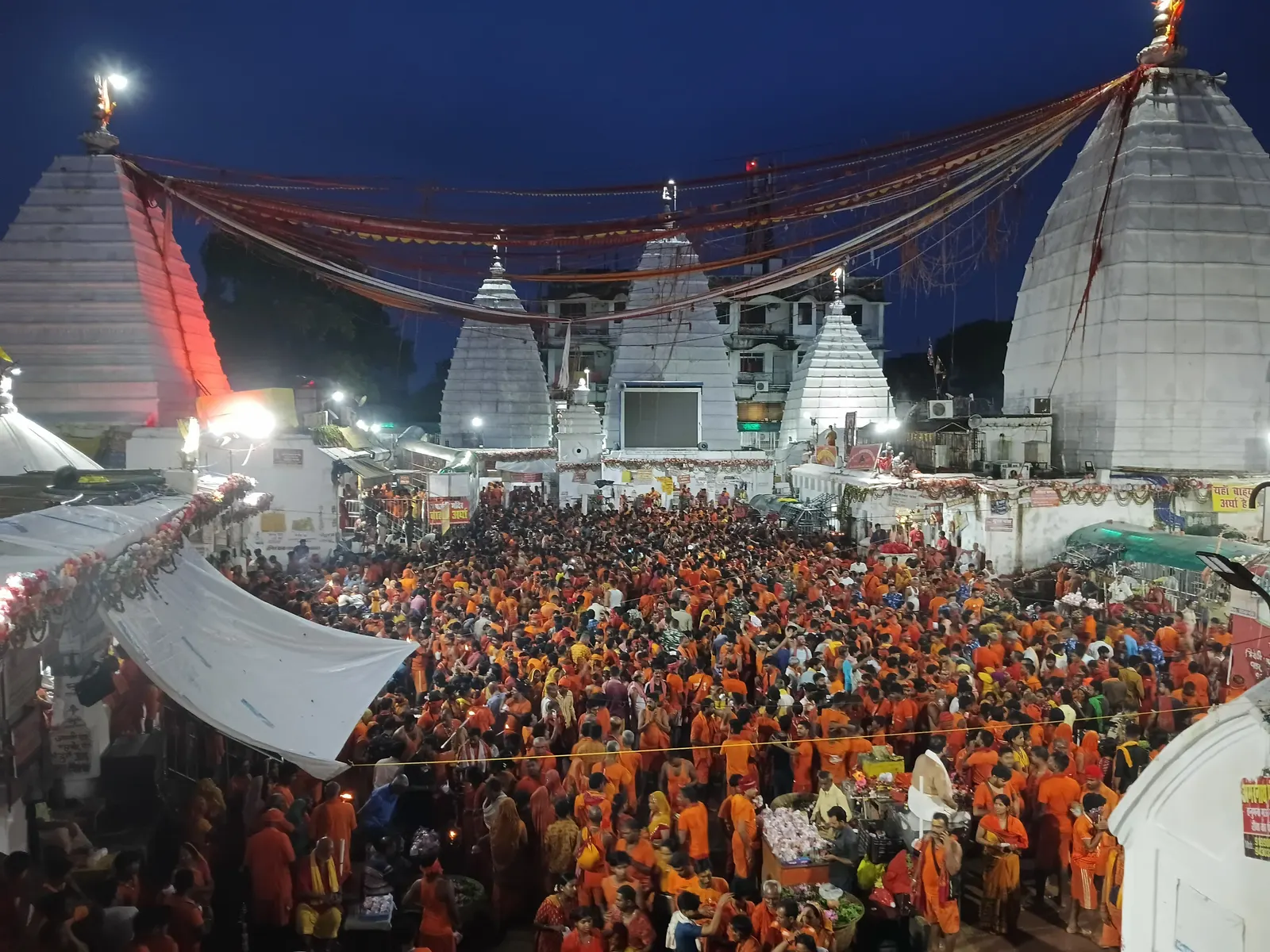 देवघर के बाबा बैद्यनाथ धाम में श्रद्धालुओं की उमड़ी भीड़