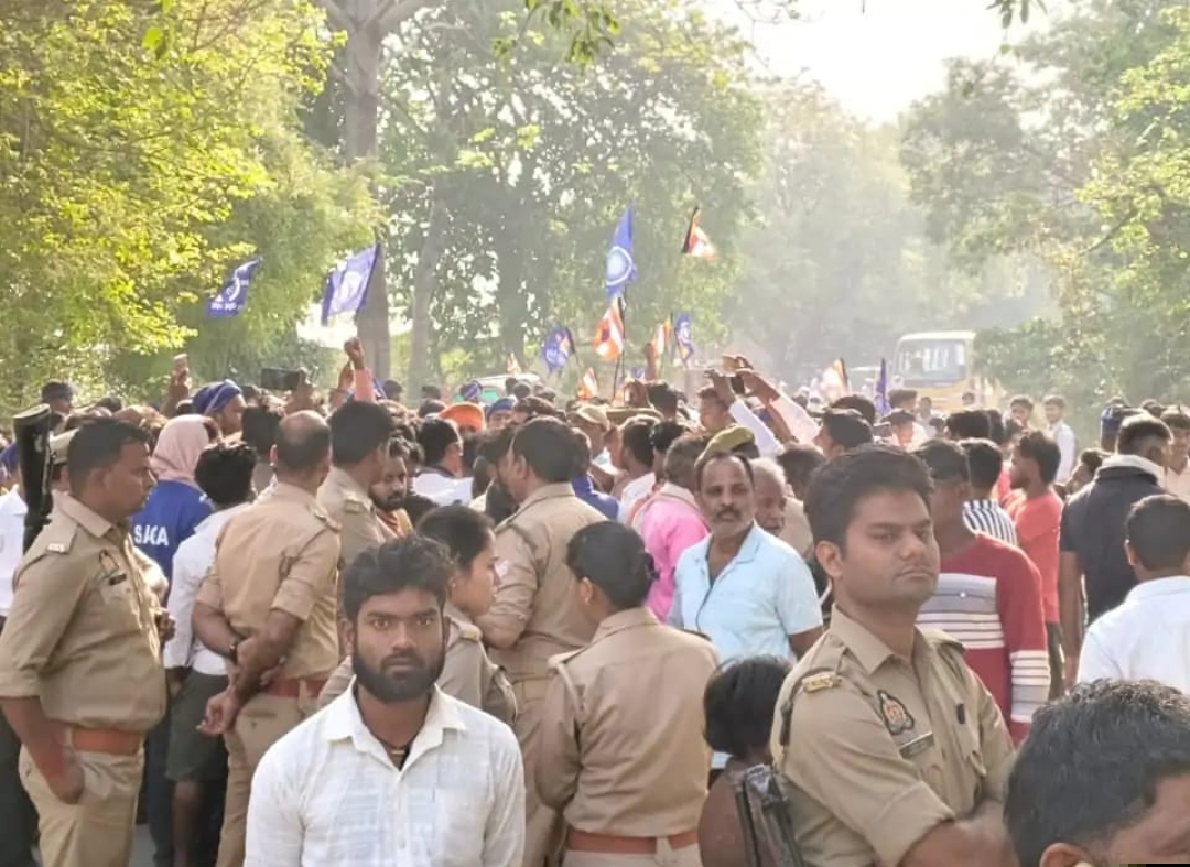 अंबेडकर प्रतिमा खंडित होने से बवाल, ग्रामीणों में आक्रोश, पुलिस जांच में जुटी