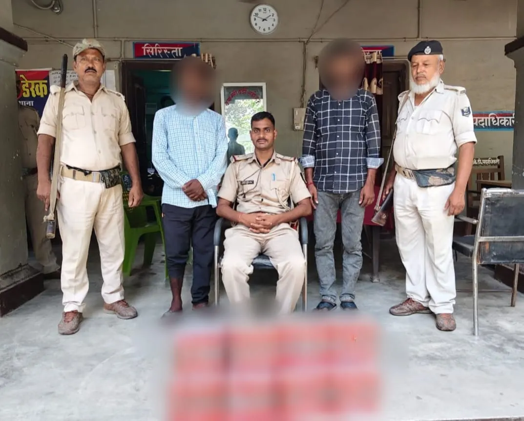 बलरामपुर पुलिस ने अवैध शराब के साथ दो तस्करों को किया गिरफ्तार किया