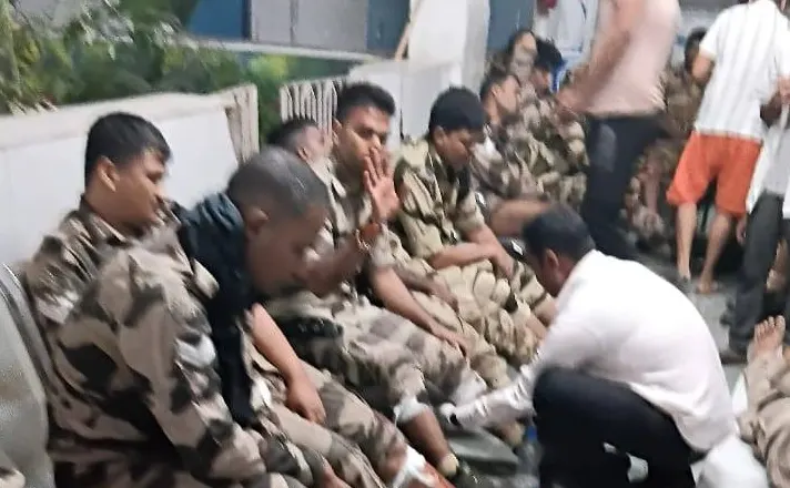 सीआईएसएफ के जवानों को ले जा रही बस दुर्घटनाग्रस्त, दो दर्जन जवान घायल