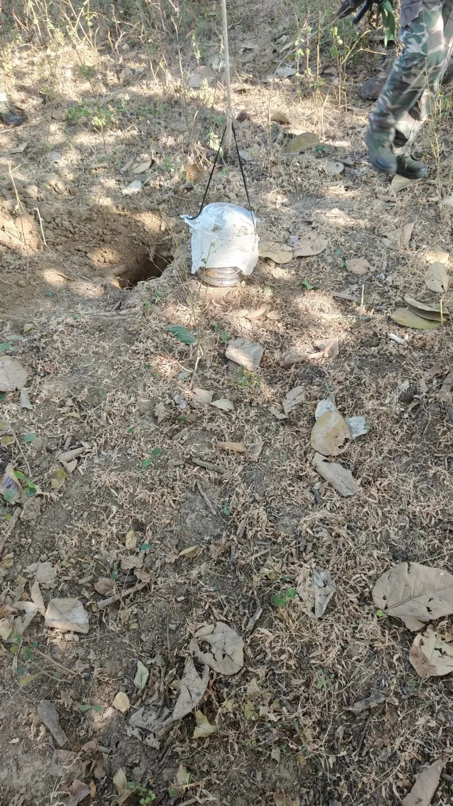 सर्च अभियान में नौ किलो का आईईडी और देसी कट्टा बरामद