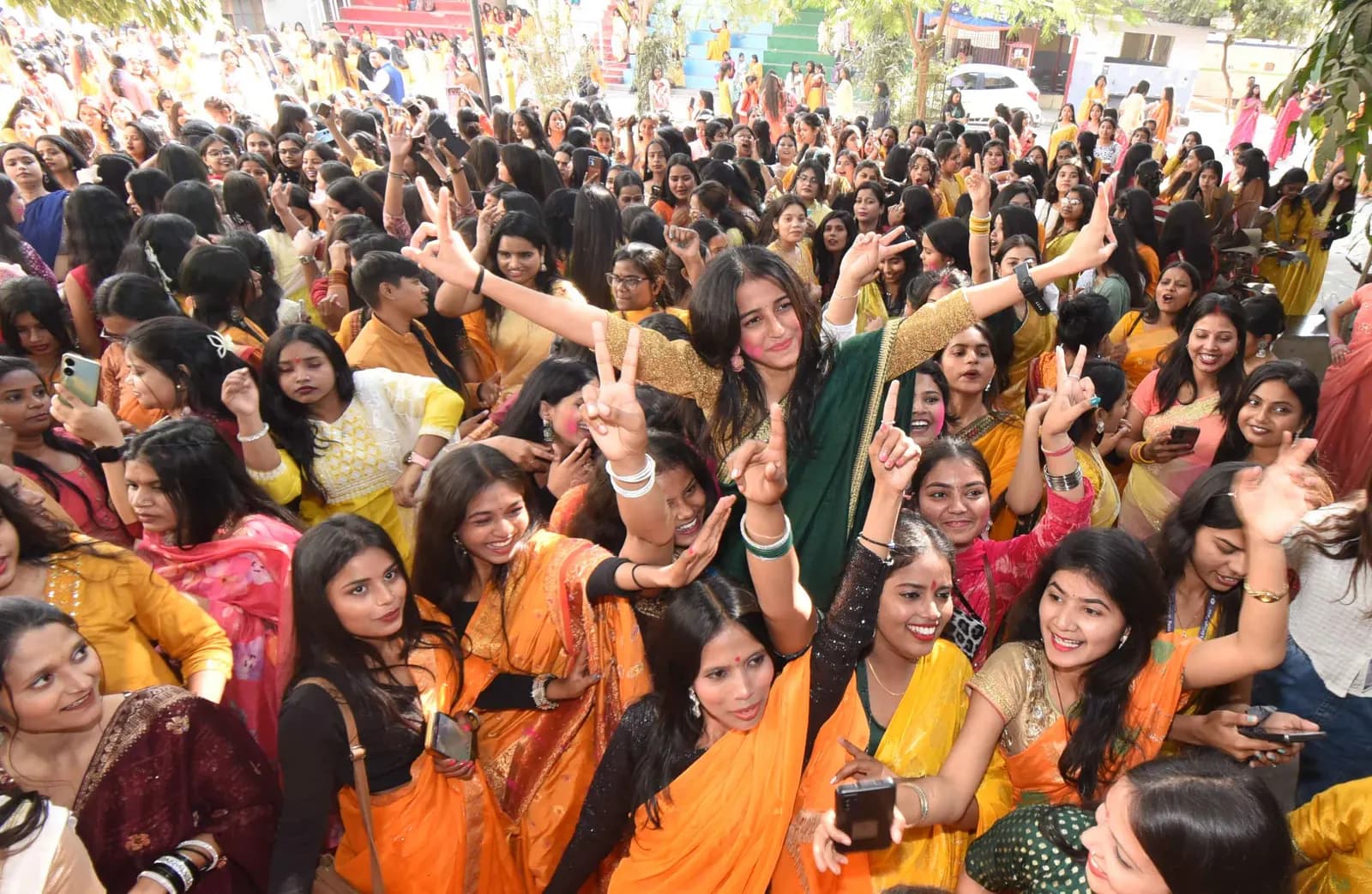 जिले भर में सरस्वती पूजा की धूम,मां शारदे के गीतों से गुंजायमान है शहर
