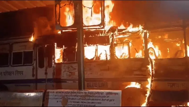 रोडवेज बस स्टैंड पर खड़ी बस में अचानक आग लगी