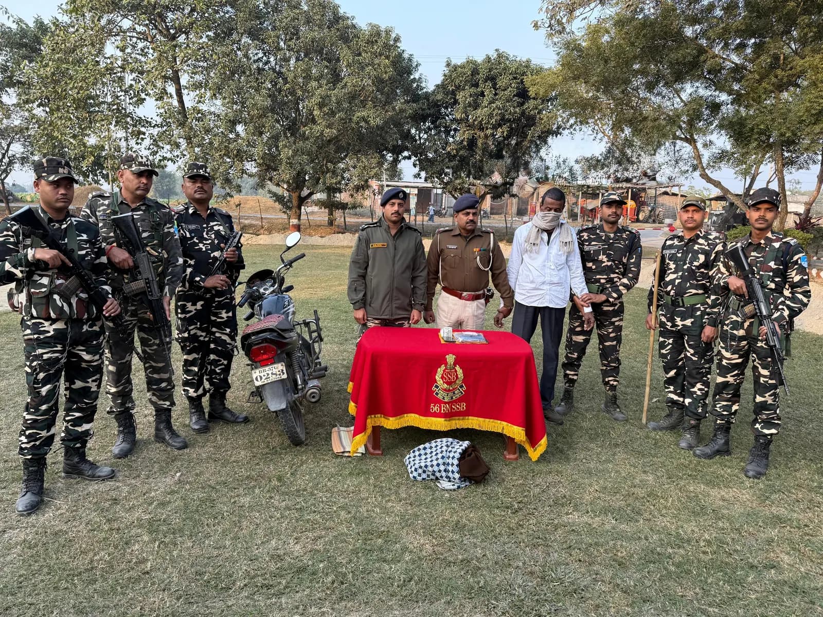 एसएसबी और पुलिस ने 1.7 किलो अफीम,40 ग्राम ब्राउन शुगर के साथ एक तस्कर को किया गिरफ्तार