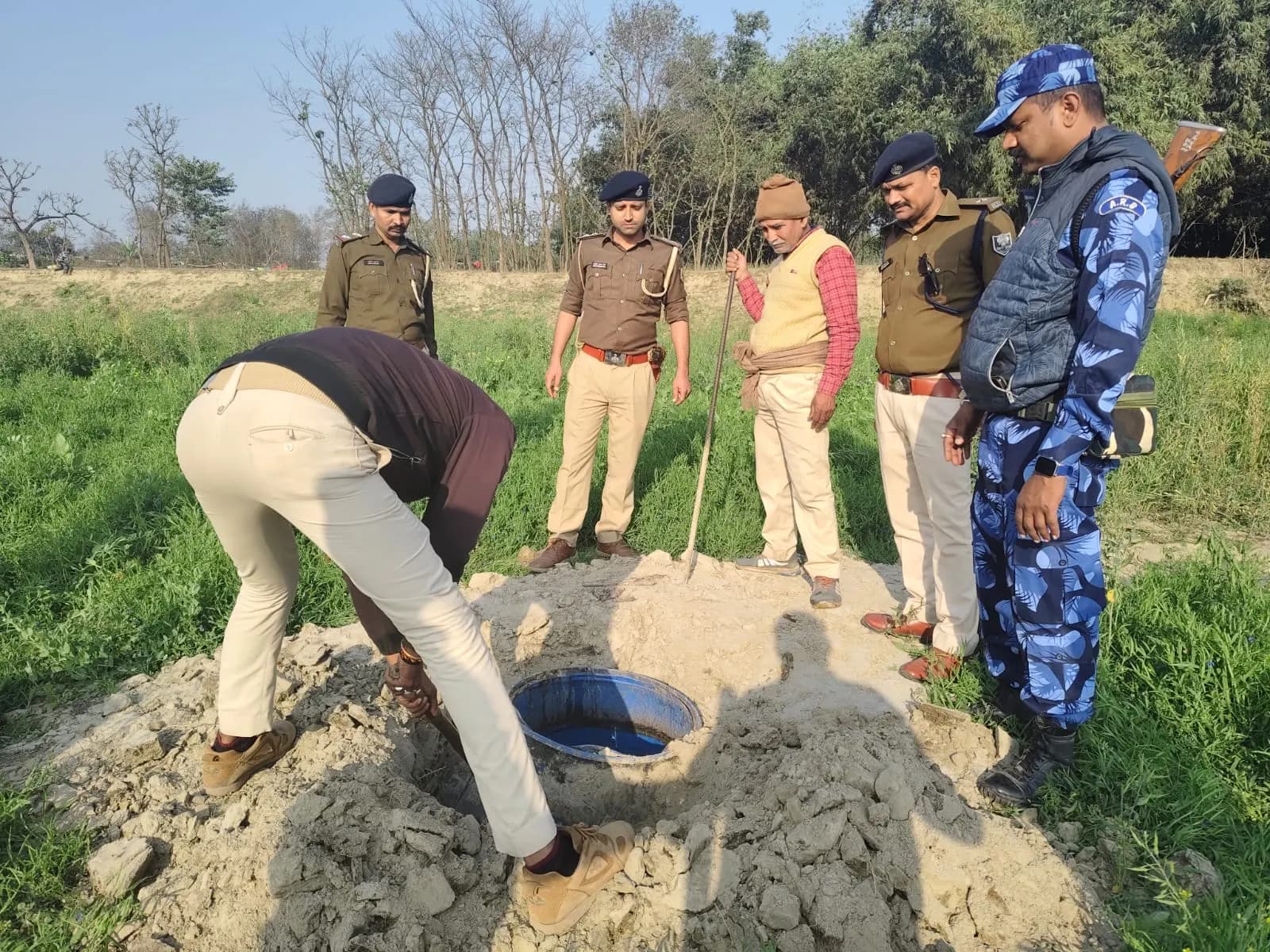 सुगौली में पुलिस ने दो हजार लीटर अर्द्धनिर्मित शराब किया विनिष्ट