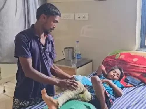 बलरामपुर : क्लास के दौरान दूसरे से बात कर रही थी कक्षा दूसरी की बच्ची, प्रधान पाठक ने बेरहमी से कर दी पिटाई, पैर फ्रैक्चर