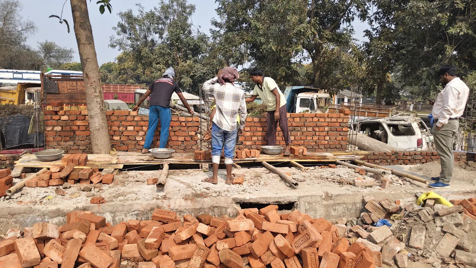 राघोपुर सिंचाई विभाग परिसर में बन रही चारदीवारी पर सवाल, घटिया ईंट लगाने का आरोप