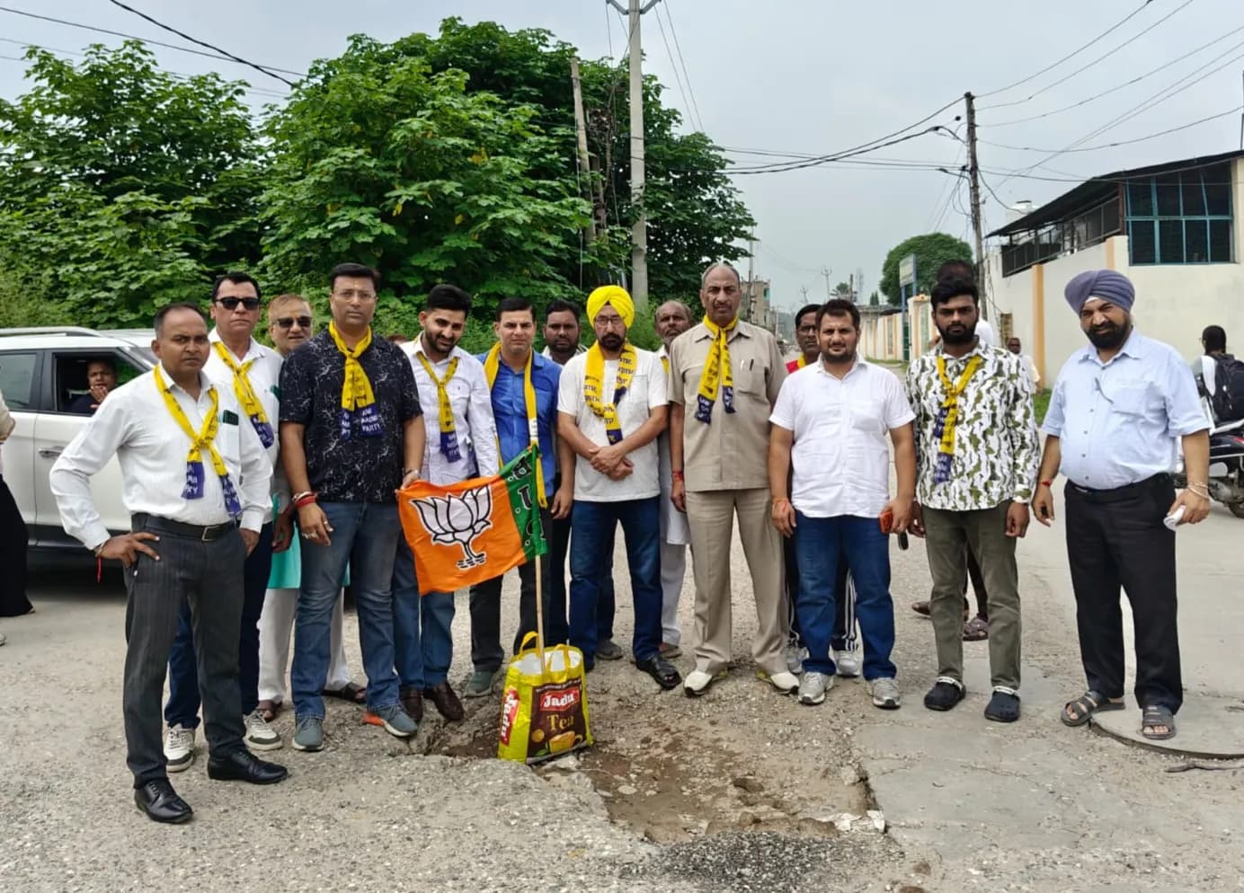 यमुनानगर की बदहाल सड़कों पर AAP का हल्लाबोल, गड्ढों पर जताया विरोध
