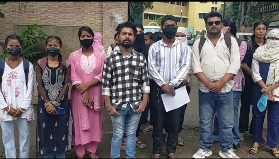 इंटरमीडिएट को बंद करने के आदेश के खिलाफ छात्रों का प्रदर्शन