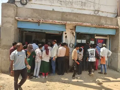 सरगुजा में गैस संकट गहराया: दोगुनी बुकिंग से बढ़ी किल्लत, होटलों में लकड़ी चूल्हे का सहारा