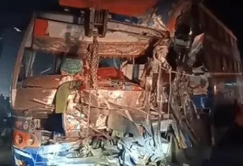 सीकर में स्लीपर बस-ट्रक में भीषण भिड़ंत, तीन की मौत
