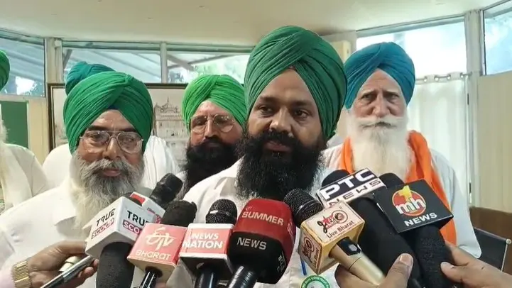 अमृतसर में किसानों का रेल रोको आंदोलन टला, प्रशासन के आश्वासन पर बनी सहमति