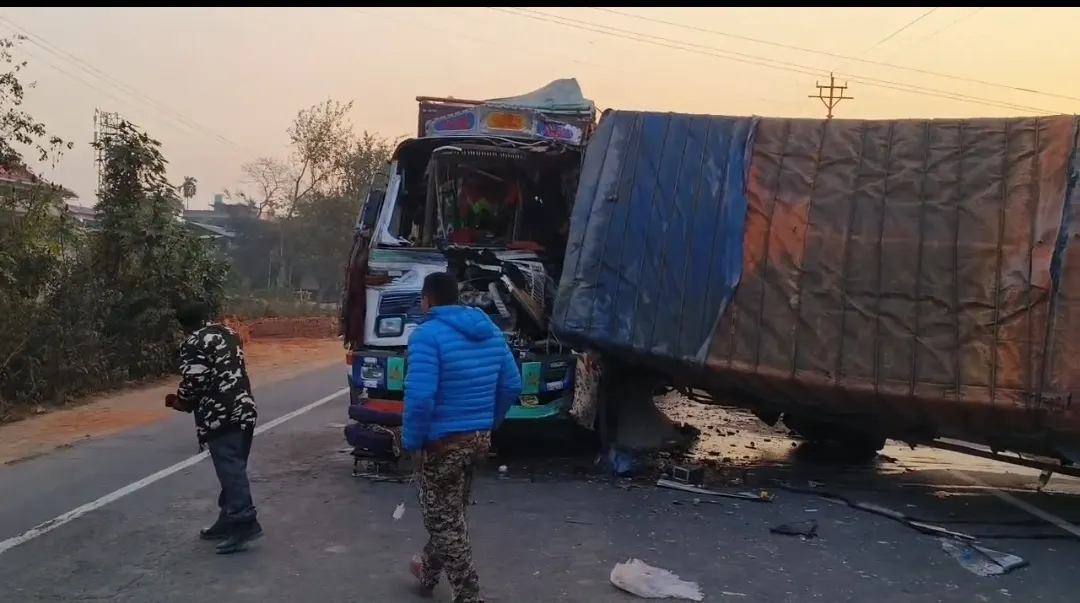 तीन ट्रकों की भिड़ंत से एशियन हाईवे-2 पर अफरा-तफरी