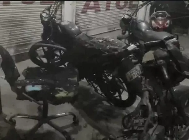 पानीपत में ऑटो मोबाइल दुकान में भीषण आग, तीन बाइकें और ढाई लाख का सामान जलकर राख