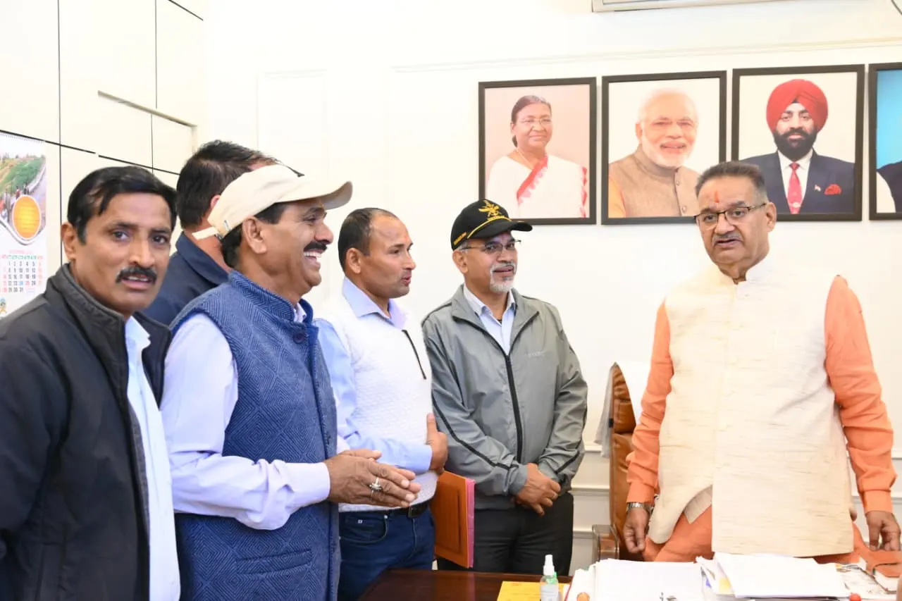 खत्याड़ी गांव लोगों ने ग्राम्य विकास मंत्री से मुलाकात कर सड़क के डामरीकरण की मांग