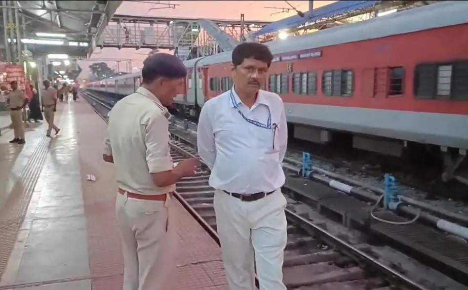 प्लेटफार्म पर मिला युवक का सिरकटा शव