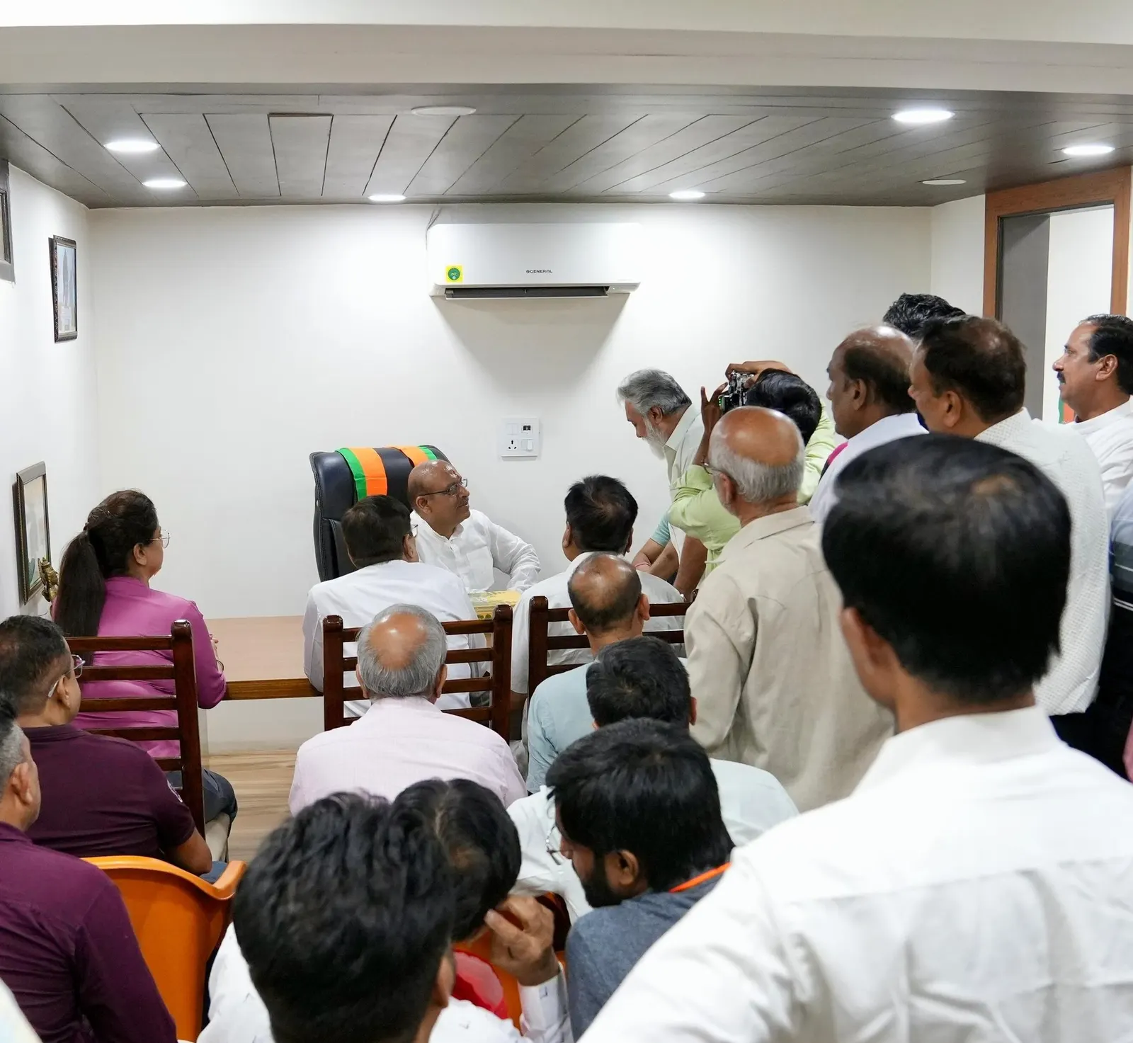 विजेंद्र गुप्ता ने लोगों की समस्याओं के समाधान के दिए निर्देश