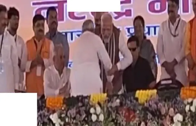 मुख्यमंत्री ने प्रधानमंत्री को पैर छूकर किया असहज