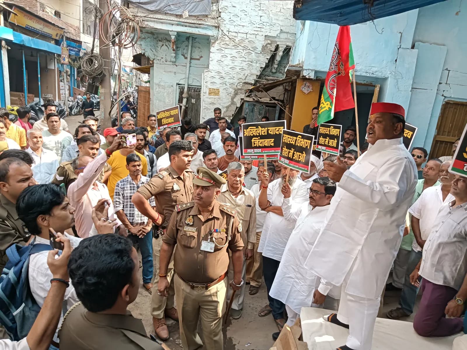 सरकार की नीतियों और कानून व्यवस्था के विरोध में सपा ने निकाला पैदल मार्च