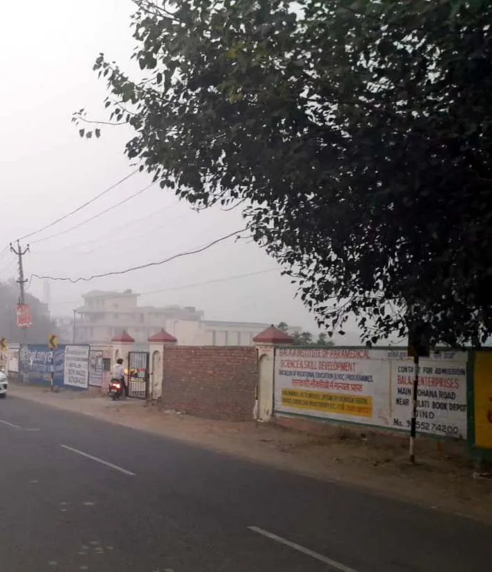 जींद : आसमान में छाई गहरी धुंध, कम दृश्यता के चलते वाहन चालकों को हुई परेशानी
