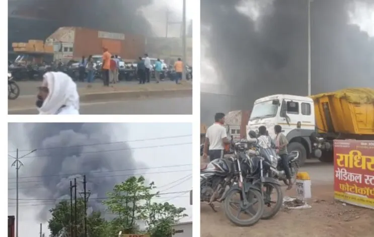 रायगढ़ के छातामुड़ा बाईपास में कबाड़ दुकान में लगी भीषण आग, इलाके में मची अफरा-तफरी