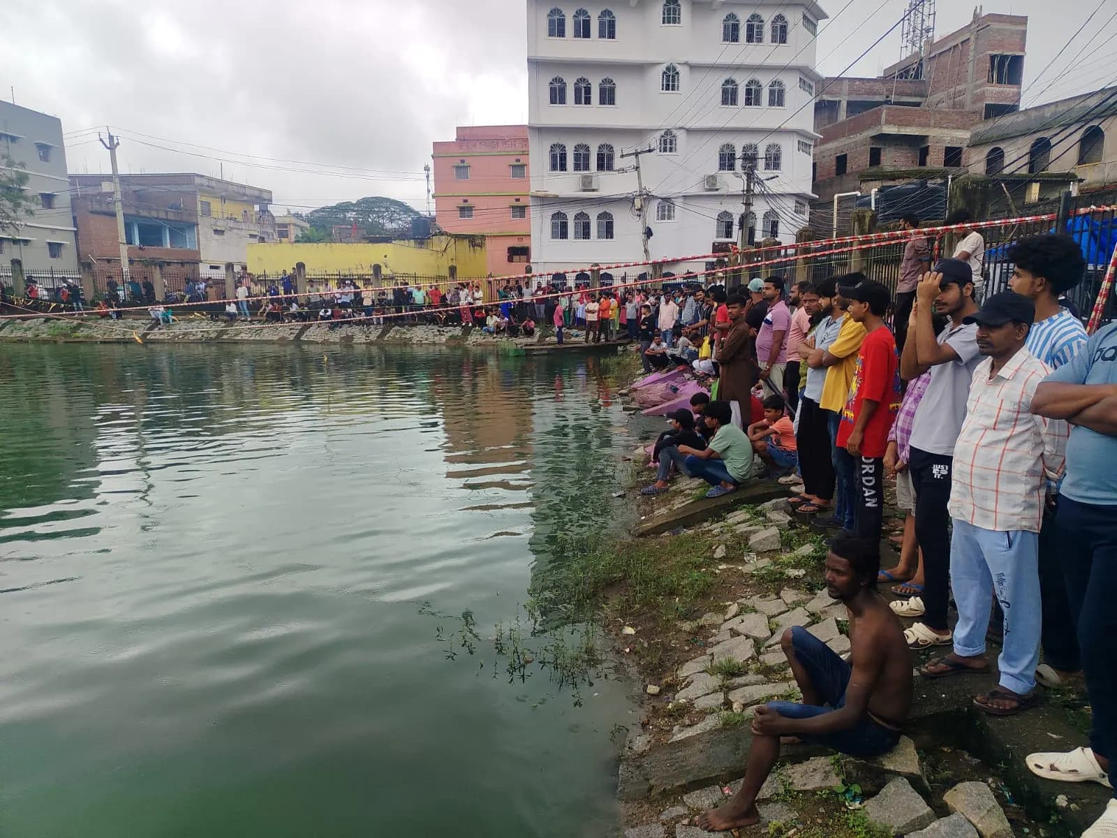 तालाब में युवक के डूबने की सूचना पर लोगों की भीड़, एनडीआरएफ बुलाने को लेकर सड़क जाम