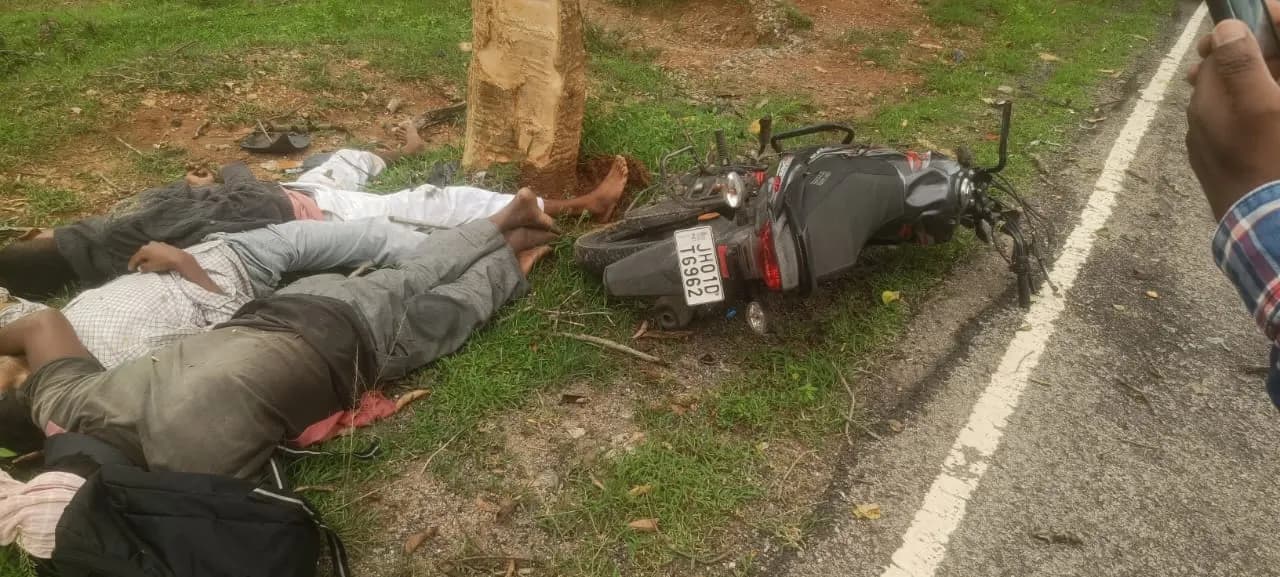 सड़क हादसे में तीन की मौत