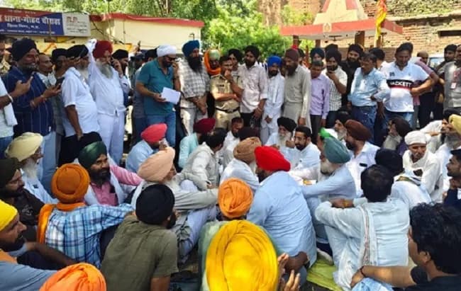 मप्र के भिंड जिले में एनआरआई परिवार पर पुलिस आरक्षक ने कराया हमला, ग्रामीणों ने घेरा थाना