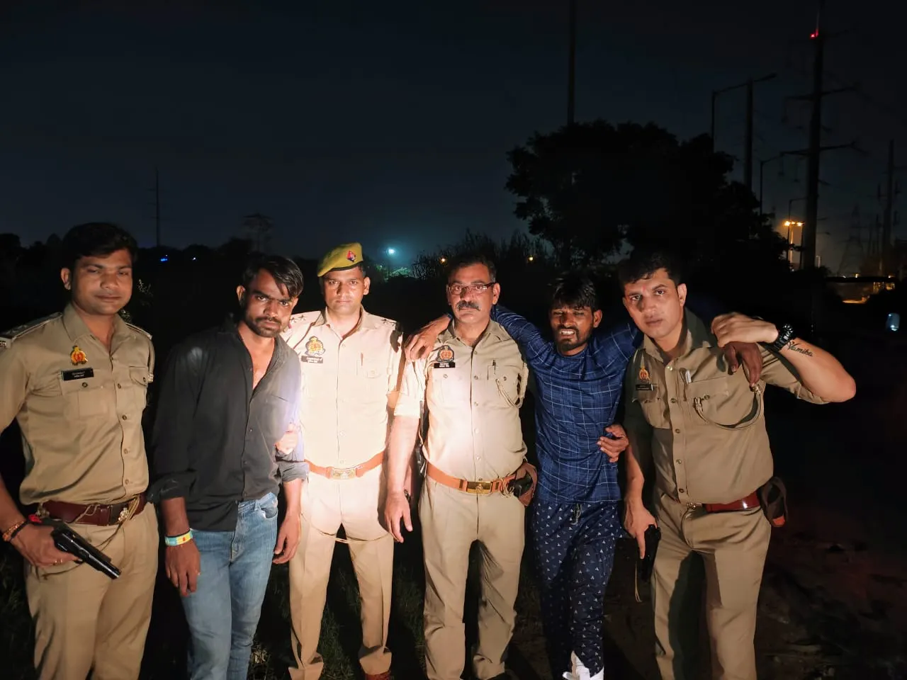 बुजुर्ग महिला के गले से चेन लूटने वाला लुटेरा पुलिस मुठभेड़ में लंगड़ा, साथी भी दबोचा